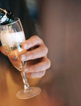 Champagne hälls upp i ett flöjtglas.