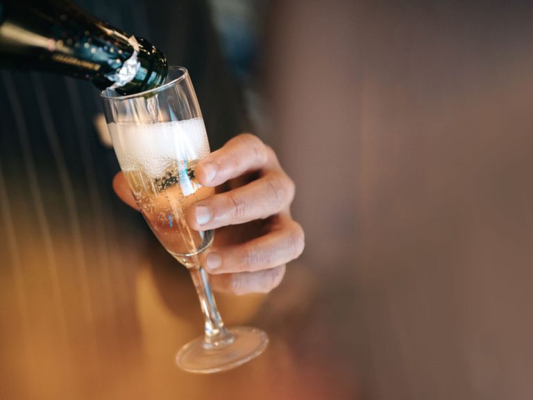 Champagne hälls upp i ett flöjtglas.