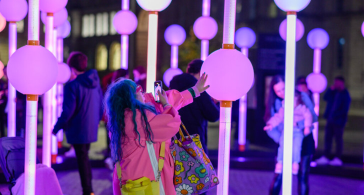 The artwork Glow, by Amigo & Amigo. Amigo & Amigo, GLOW.