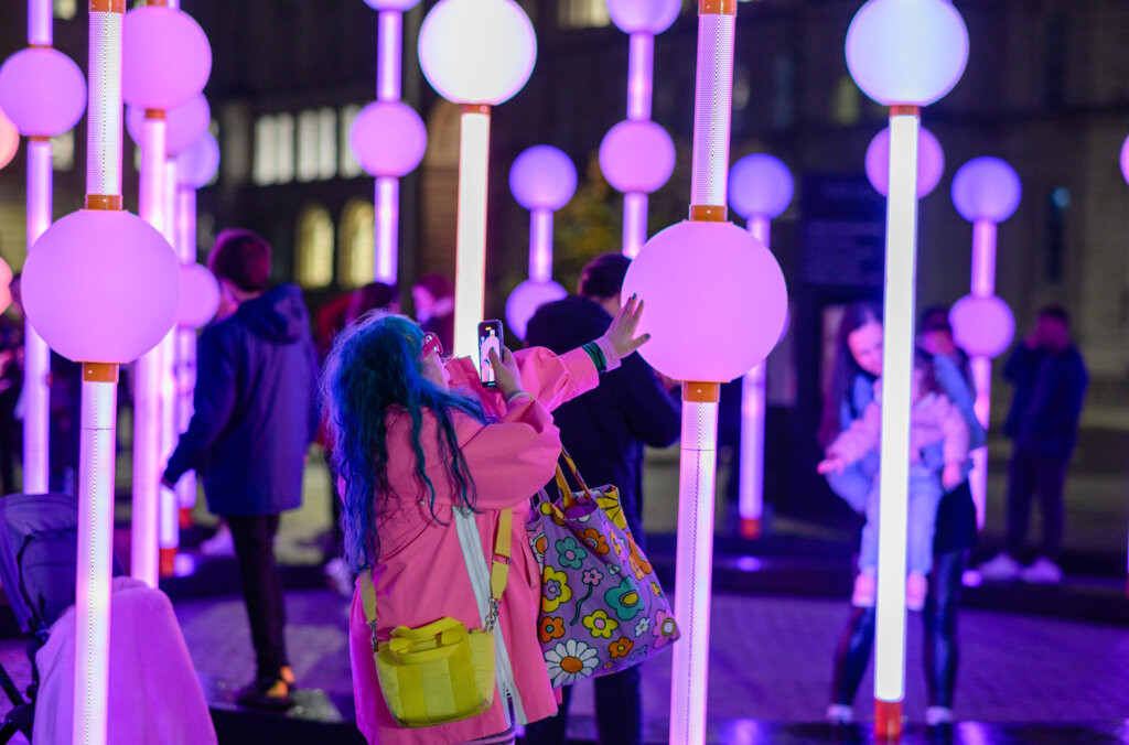 The artwork Glow, by Amigo & Amigo. Amigo & Amigo, GLOW.