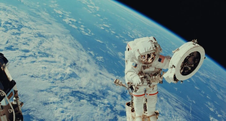 Astronaut i rymden som svävar.