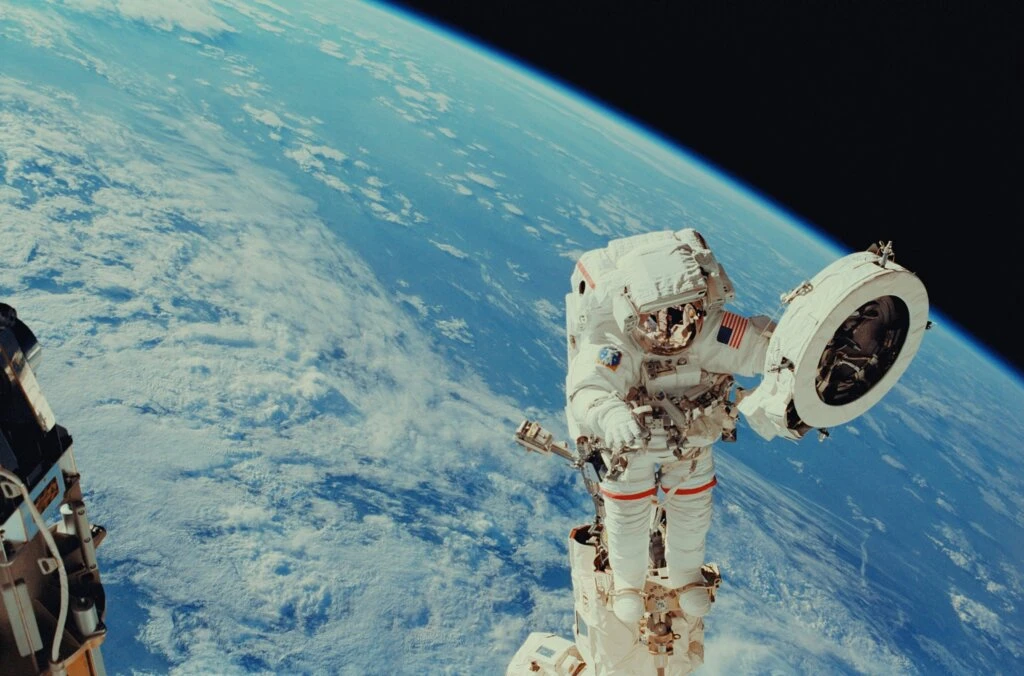 Astronaut i rymden som svävar.