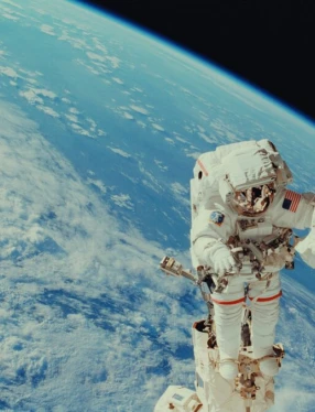 Astronaut i rymden som svävar.