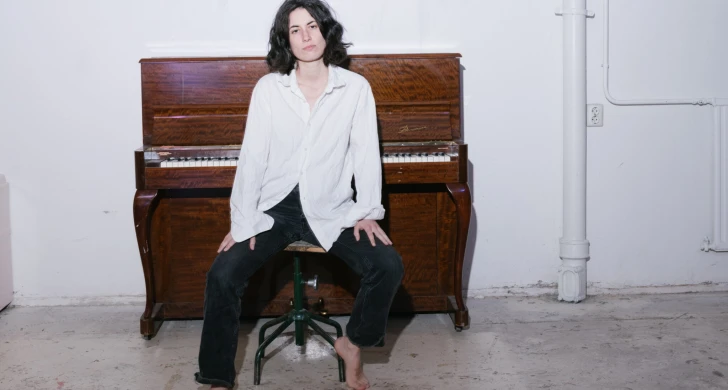 Hara Alonso sitter framför ett piano.