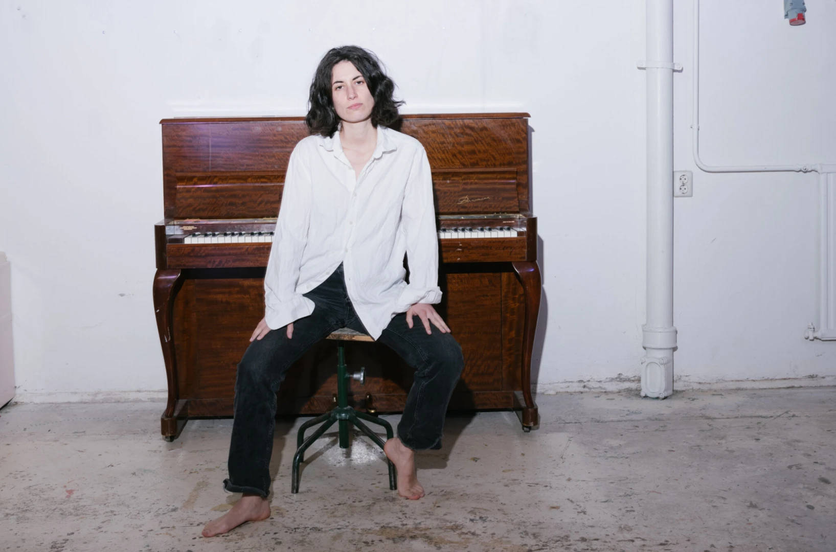 Hara Alonso sitter framför ett piano.