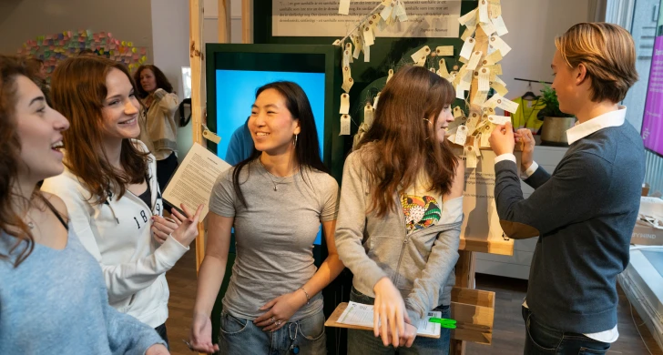 Ungdomar i utställning.