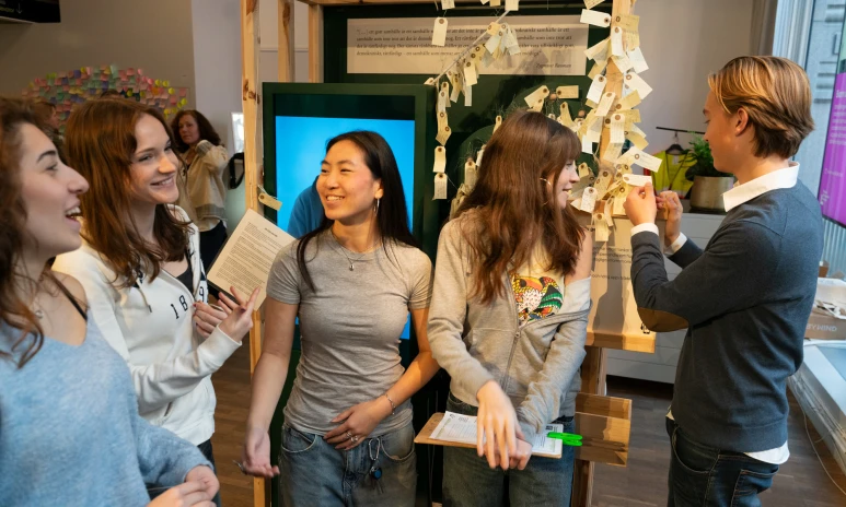 Ungdomar i utställning.