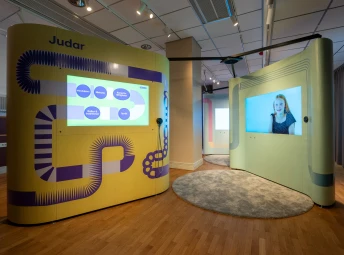 En utställning med skärmar.