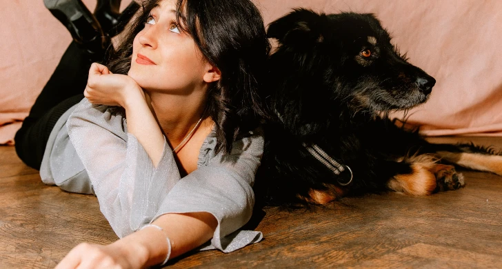 En ung kvinna tillsammans med sin hund.