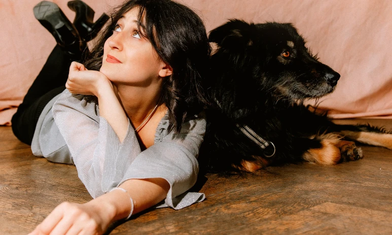 En ung kvinna tillsammans med sin hund.