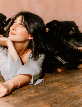 En ung kvinna tillsammans med sin hund.