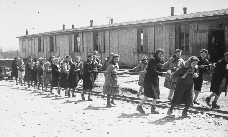 Judiska kvinnor utför tvångsarbete i koncentrationslägret Plaszow