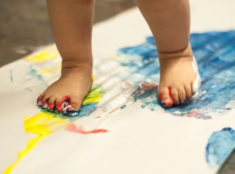 Barn med färg på fötterna. Från aktiviteten En tå i det blå.