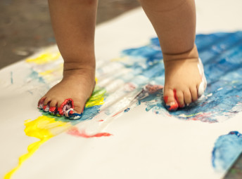 Barn med färg på fötterna. Från aktiviteten En tå i det blå.