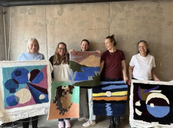 Glada tuftare visar upp resultatet av två dagars workshop