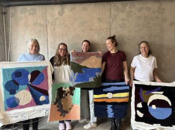 Glada tuftare visar upp resultatet av två dagars workshop