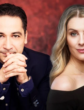 Andrés Orozco-Estrada och Malin Byström syns mot en röd bakgrund.