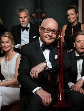Nils Landgren i mitten omgiven av musiker.