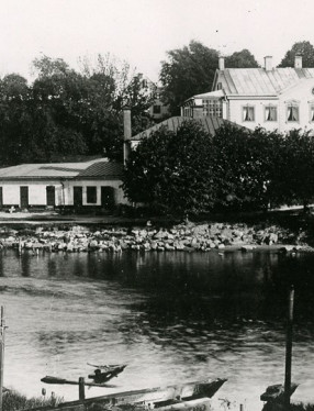 Hus vid vattenbryn.