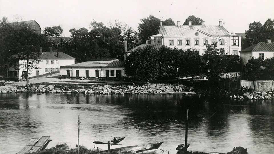 Hus vid vattenbryn.