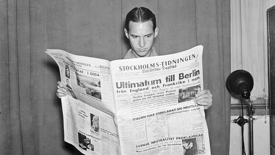 En man som läser en nyhetstidning.