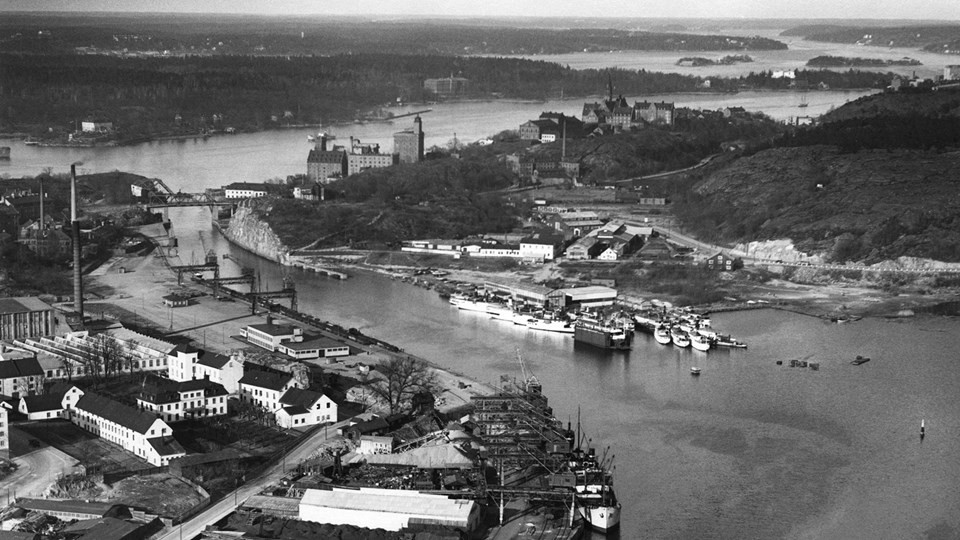Flygbild över Hammarby sjö, Danvikstullsbron, Hammarbyverken och Barnängen.