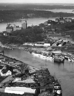 Flygbild över Hammarby sjö, Danvikstullsbron, Hammarbyverken och Barnängen.