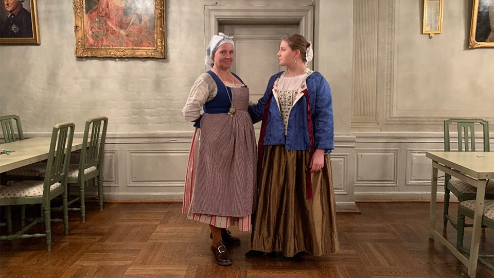 Två kvinnor i 1700-talskläder
