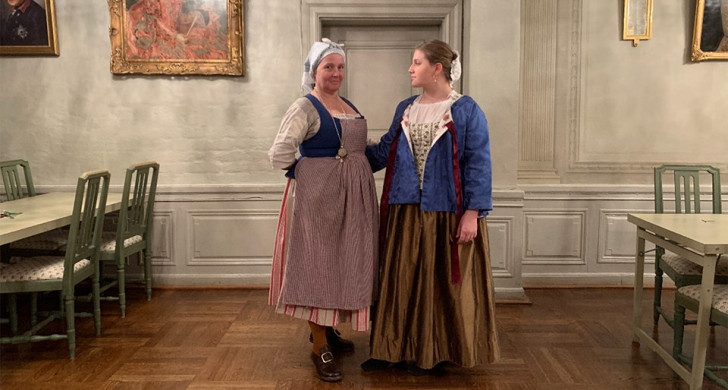 Två kvinnor i 1700-talskläder