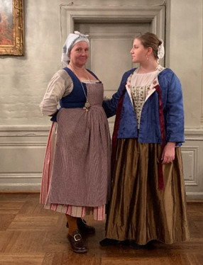 Två kvinnor i 1700-talskläder