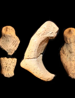 Rester av lerfiguriner