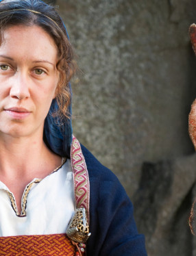 Kvinna i vikingakläder och en DNA-sträng