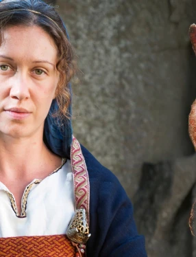 Kvinna i vikingakläder och en DNA-sträng