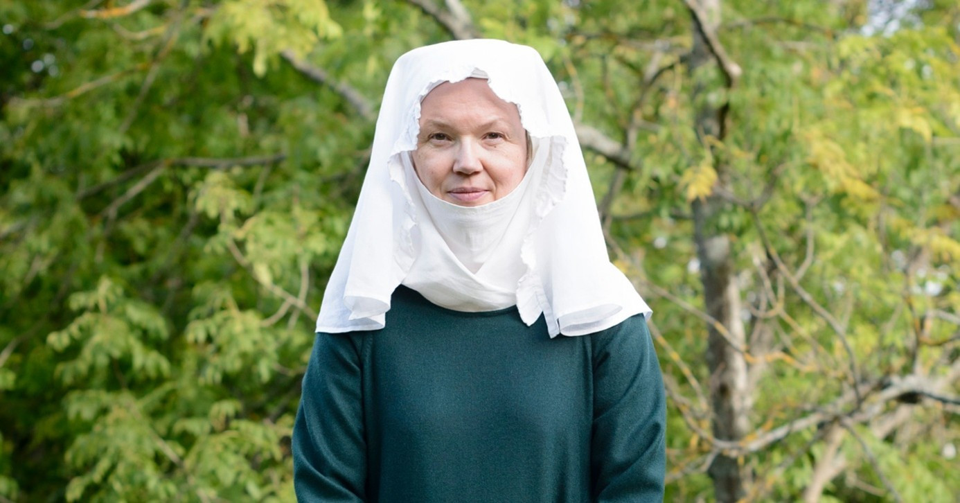Kvinna i medeltida kläder.