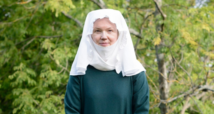 Kvinna i medeltida kläder.