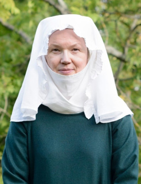 Kvinna i medeltida kläder.