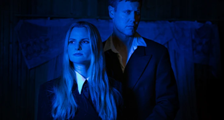 En man och en kvinna i blått ljud