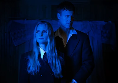 En man och en kvinna i blått ljud