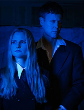 En man och en kvinna i blått ljud