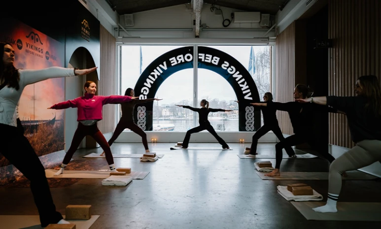 Yogagrupp på VRAK med utsikt över vattnet