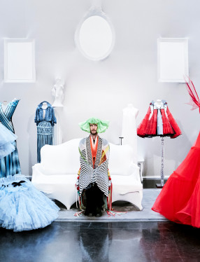 Fredrik Robertsson på besök i Jean Paul Gaultiers showroom i Paris, iklädd Jean Paul Gaultier haute couture och omringad av säsongens kreationer. Foto: Ea Czyz.