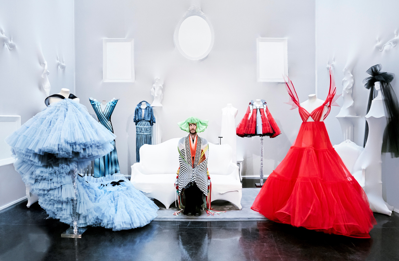 Fredrik Robertsson på besök i Jean Paul Gaultiers showroom i Paris, iklädd Jean Paul Gaultier haute couture och omringad av säsongens kreationer. Foto: Ea Czyz.