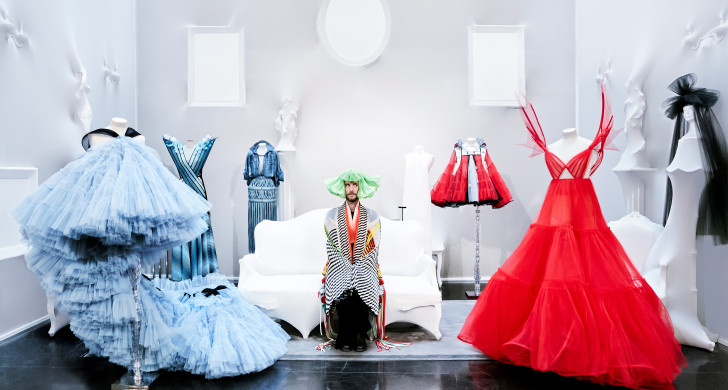 Fredrik Robertsson på besök i Jean Paul Gaultiers showroom i Paris, iklädd Jean Paul Gaultier haute couture och omringad av säsongens kreationer. Foto: Ea Czyz.