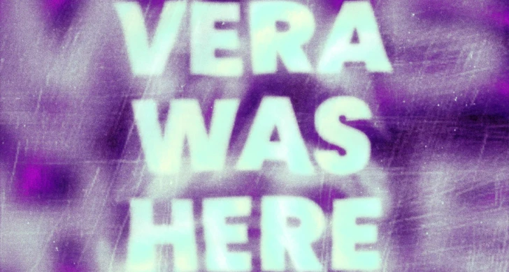 Texten VERA WAS HERE i cyan mot lila bakgrund