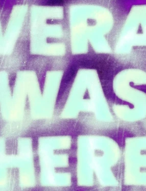 Texten VERA WAS HERE i cyan mot lila bakgrund