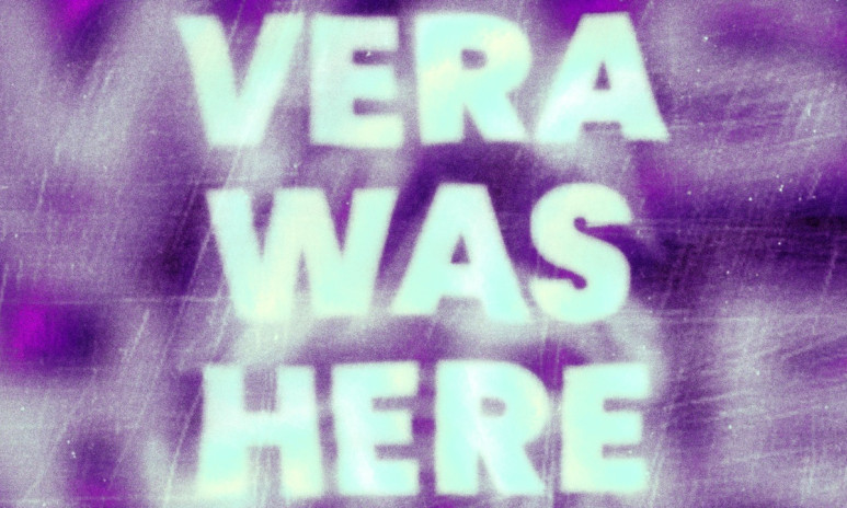 Texten VERA WAS HERE i cyan mot lila bakgrund