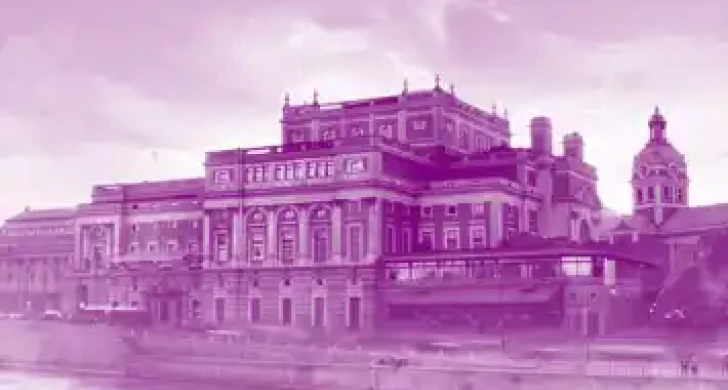 Ett stort hus vid ett vattendrag, en kyrka i bakgrunden, allt täckt av en lila färg.