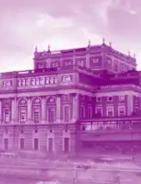 Ett stort hus vid ett vattendrag, en kyrka i bakgrunden, allt täckt av en lila färg.