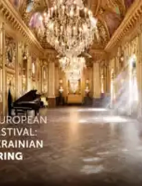 En ukrainskt symbol över en bild av en pampig salong.