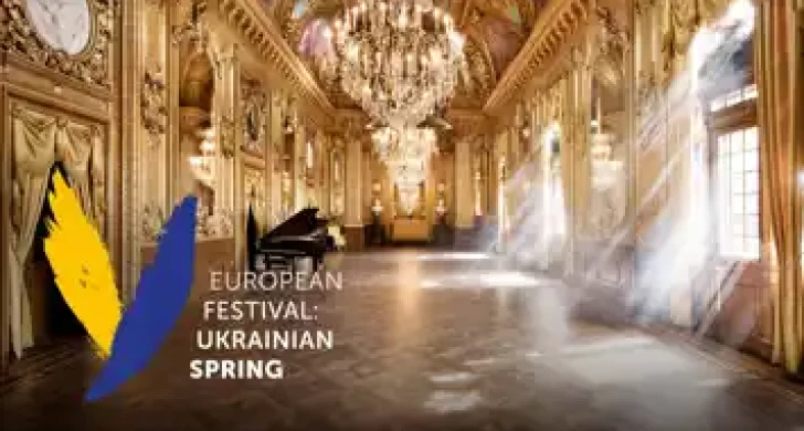 En ukrainskt symbol över en bild av en pampig salong.